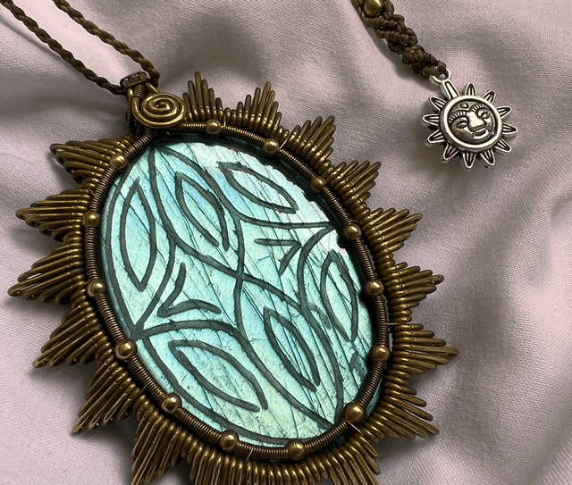 🌿 “Radiant Growth” – Carved Labradorite Sun Pendant with Brass &amp; Sun Talisman